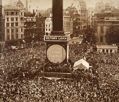 Nytårsaften, Trafalgar Square, 1919 Sejrslånet var en obligationsudstedelse for at hjælpe med at betale omkostningerne ved Første Verdenskrig; Det rejste millioner på tre dage; Det samlede indsamlede beløb var millioner; 700 af English Photographer